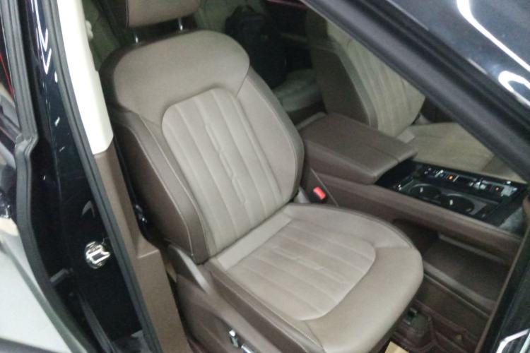 Used Volkswagen Viloran 2023 Facelift 330TSI Luxury Edition Right Front Seat