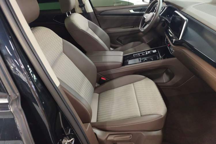 Used Volkswagen Viloran 2023 Revised 330TSI Business Edition Right Front Seat