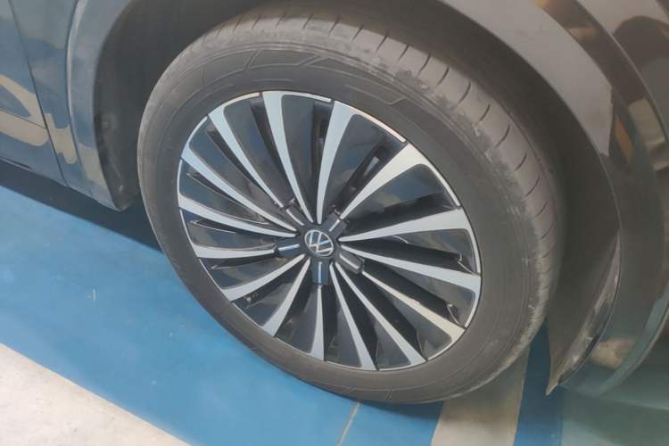 Used Volkswagen Viloran 2023 380TSI Prestige Edition Right Front Wheel Hub