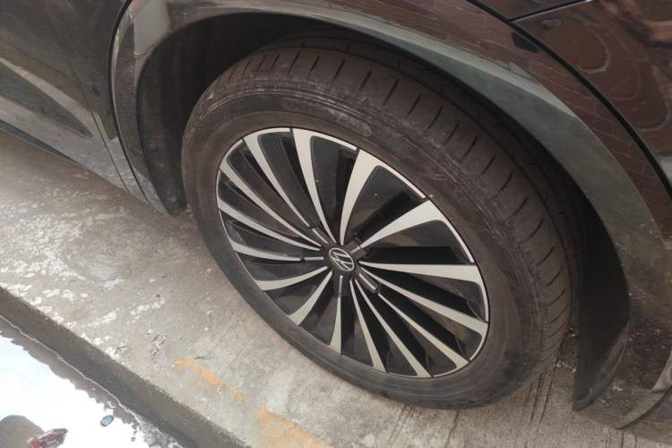 Used Volkswagen Viloran 2023 Revised 380TSI Prestige Edition Right Front Wheel Hub
