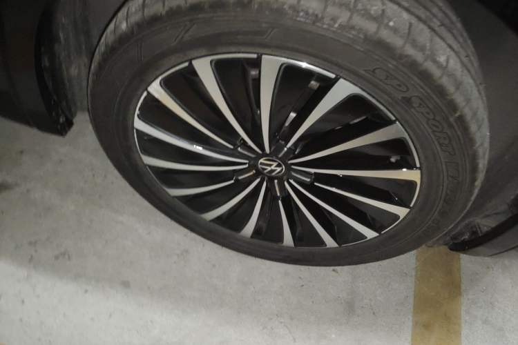 Used Volkswagen Viloran 2023 380TSI Prestige Edition Right Front Wheel Hub