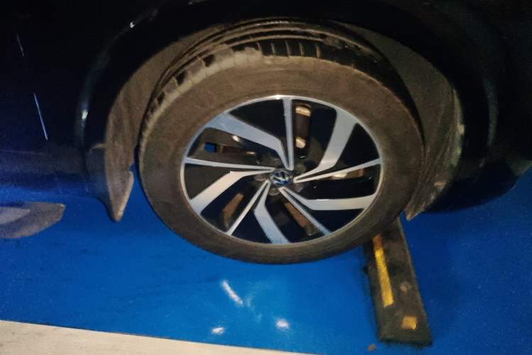Used Volkswagen Viloran 2023 Revised Version 380TSI Luxury Edition Right Front Wheel Hub