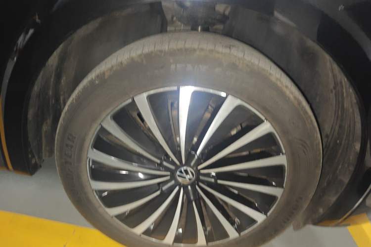 Used Volkswagen Viloran 2023 Revised 380TSI Prestige Edition Right Front Wheel Hub