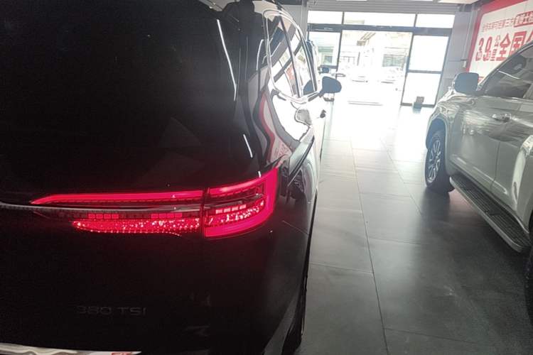 Used Volkswagen Viloran 2023 380TSI Luxury Edition Right Rear Taillight