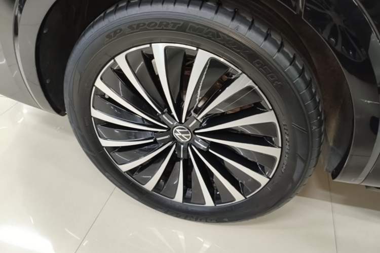 Used Volkswagen Viloran 2023 380TSI Prestige Edition Right Rear Wheel Hub