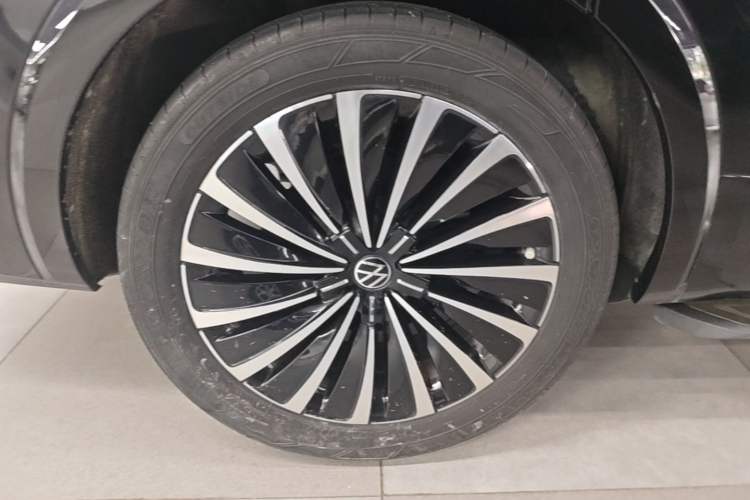 Used Volkswagen Viloran 2023 380TSI Prestige Edition Right Rear Wheel Hub