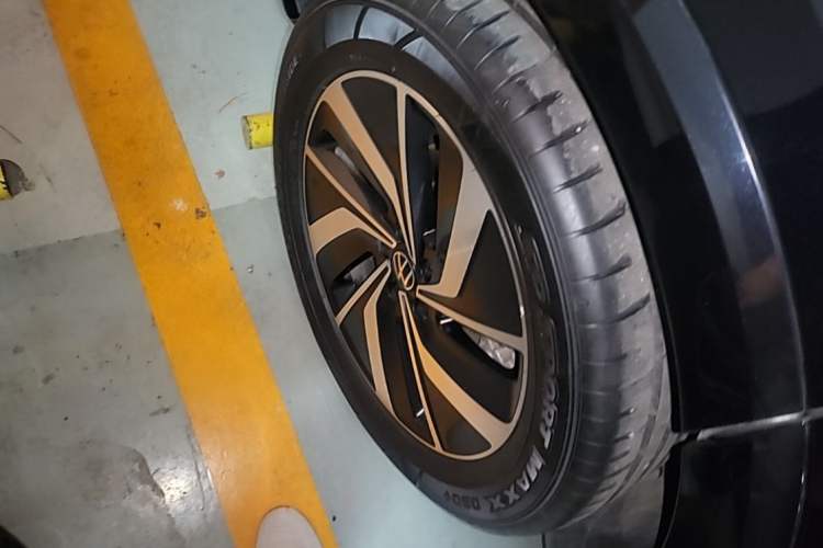 Used Volkswagen Viloran 2023 380TSI Luxury Edition Right Rear Wheel Hub