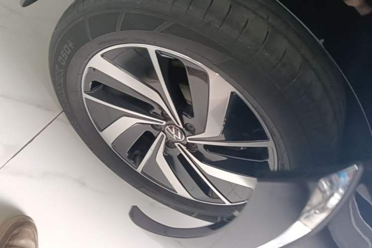 Used Volkswagen Viloran 2023 Revised Version 380TSI Luxury Edition Right Rear Wheel Hub