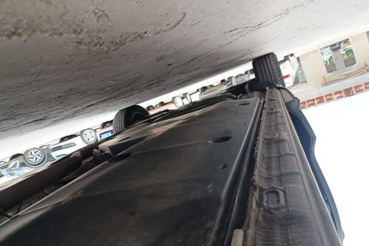 Used Volkswagen Viloran 2023 Facelift 330TSI Luxury Edition Right Side Sill