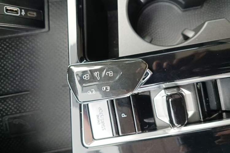 Used Volkswagen Viloran 2023 Facelift 330TSI Luxury Edition Vehicle Key