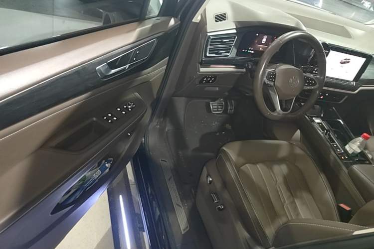 Used Volkswagen Viloran 2023 380TSI Luxury Edition Driver Seat