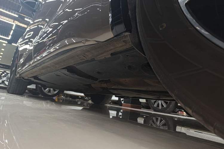 Used Volkswagen Viloran 2023 380TSI Luxury Edition Left Side Sill