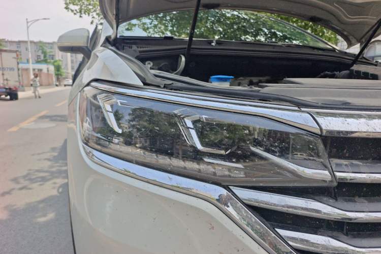 Used Volkswagen Viloran 2023 Facelift 330TSI Luxury Edition Right Front Headlight