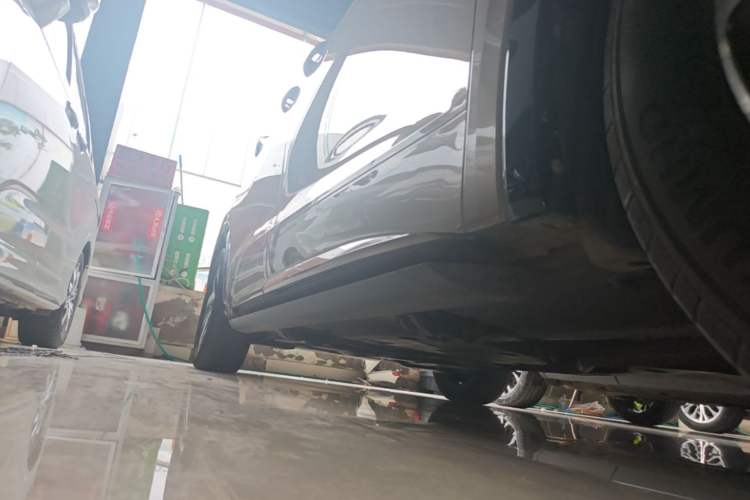 Used Volkswagen Viloran 2023 380TSI Luxury Edition Right Side Sill