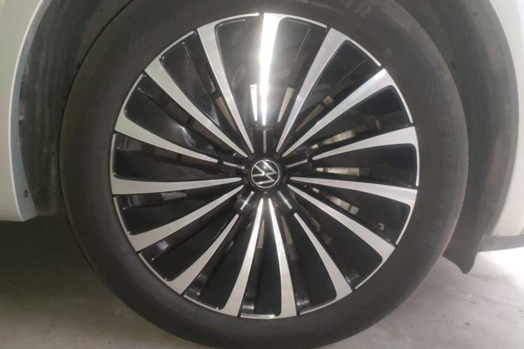 Used Volkswagen Viloran 2023 380TSI Prestige Edition Right Front Wheel Hub