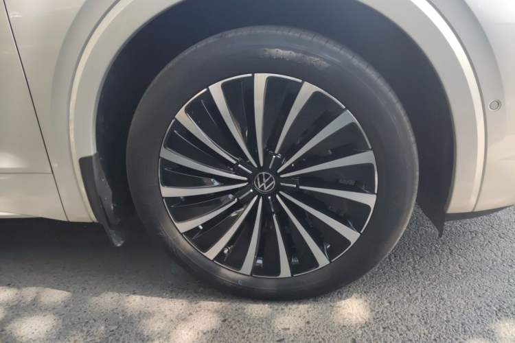 Used Volkswagen Viloran 2023 Revised 380TSI Prestige Edition Right Front Wheel Hub