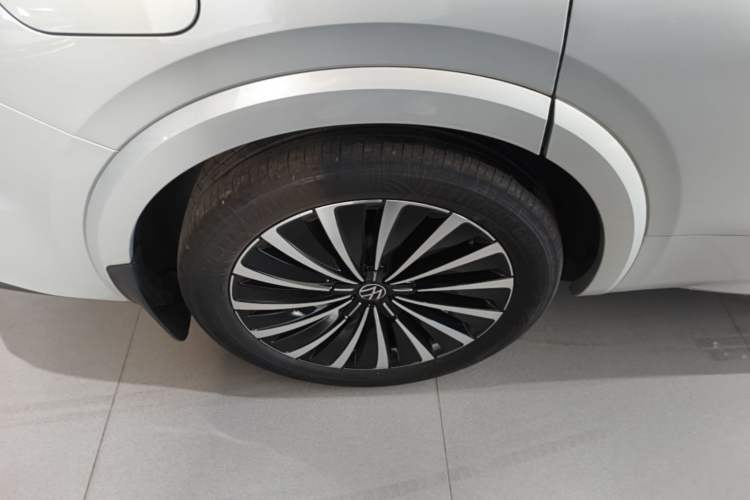 Used Volkswagen Viloran 2023 Revised 380TSI Prestige Edition Right Rear Wheel Hub