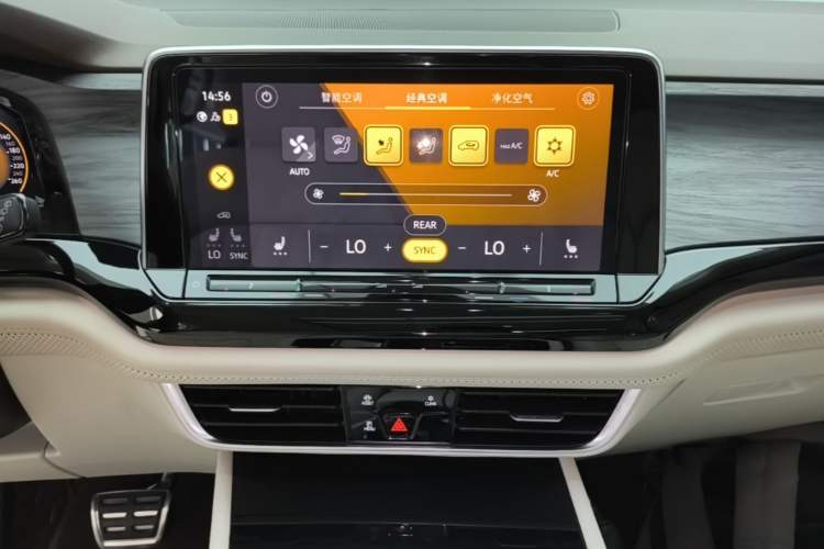 Used Volkswagen Viloran 2023 Revised Version 380TSI Luxury Edition Audio And AC Panel