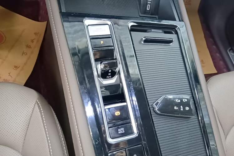 Used Volkswagen Viloran 2023 380TSI Luxury Edition Gear Lever