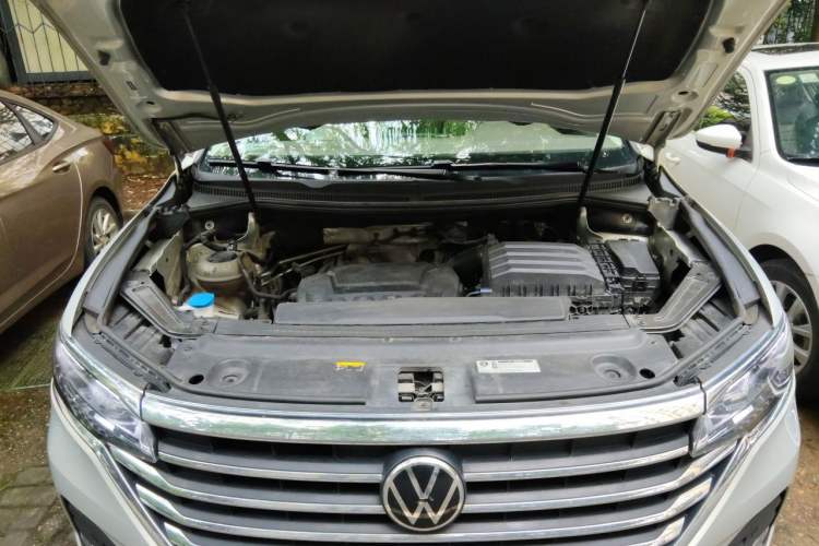 Used Volkswagen Viloran 2023 330TSI Luxury Edition Engine Bay