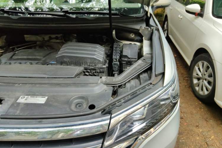 Used Volkswagen Viloran 2023 330TSI Luxury Edition Engine Bay Left