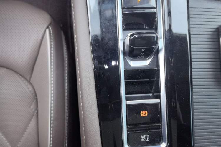 Used Volkswagen Viloran 2023 380TSI Luxury Edition Gear Lever
