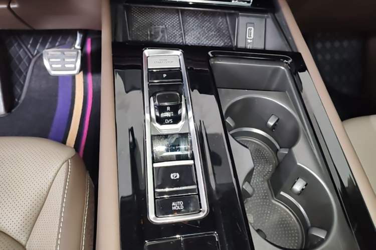 Used Volkswagen Viloran 2023 380TSI Luxury Edition Gear Lever