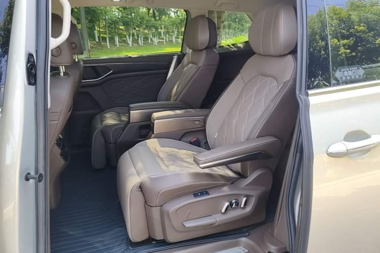 Used Volkswagen Viloran 2023 380TSI Prestige Edition Left Rear Seat