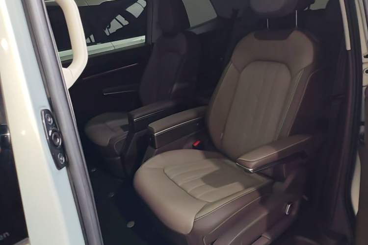 Used Volkswagen Viloran 2023 380TSI Luxury Edition Left Rear Seat