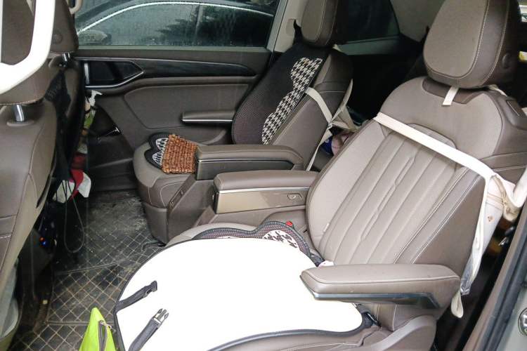 Used Volkswagen Viloran 2023 380TSI Luxury Edition Left Rear Seat