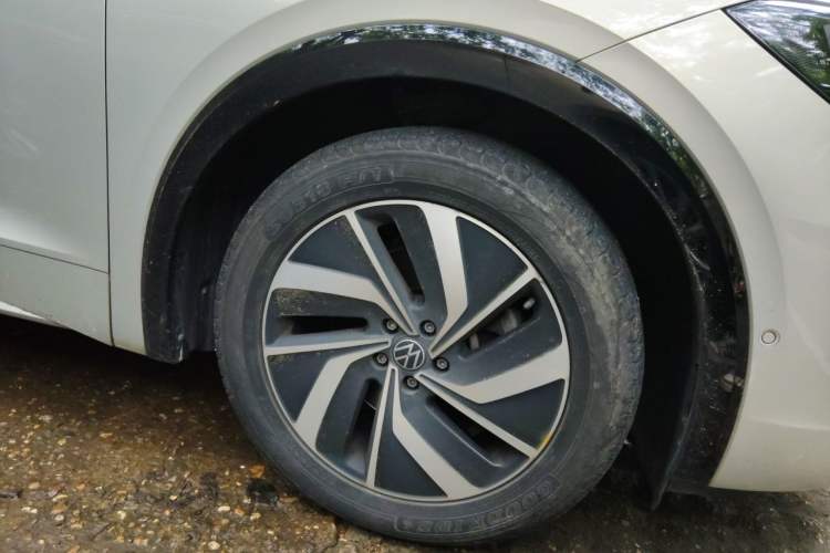 Used Volkswagen Viloran 2023 330TSI Luxury Edition Right Front Wheel Hub