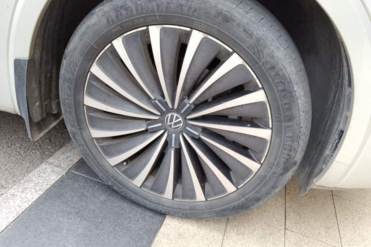 Used Volkswagen Viloran 2023 Revised 380TSI Prestige Edition Right Front Wheel Hub
