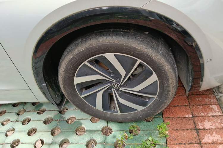 Used Volkswagen Viloran 2023 380TSI Luxury Edition Right Front Wheel Hub
