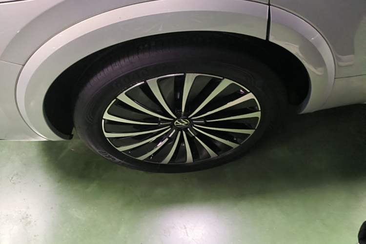 Used Volkswagen Viloran 2023 380TSI Prestige Edition Right Rear Wheel Hub