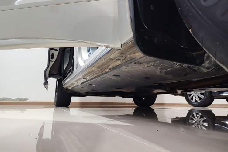 Used Volkswagen Viloran 2023 380TSI Luxury Edition Right Side Sill