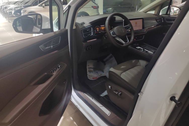 Used Volkswagen Viloran 2023 330TSI Luxury Edition Interior 2