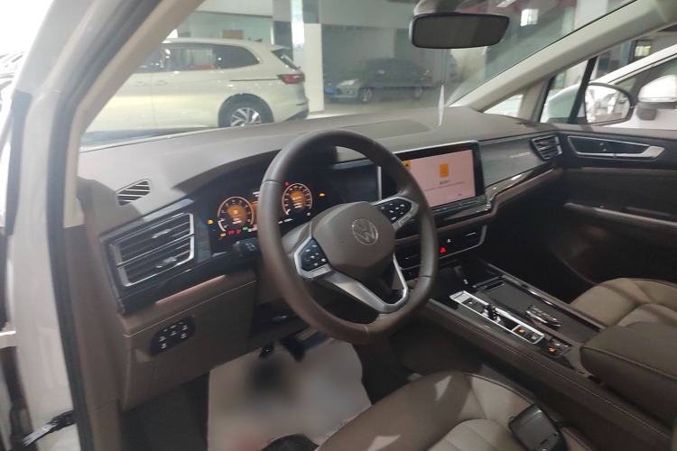Used Volkswagen Viloran 2023 330TSI Luxury Edition Interior 3