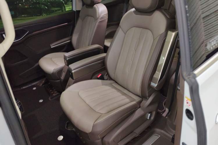 Used Volkswagen Viloran 2023 330TSI Luxury Edition Left Rear Seat