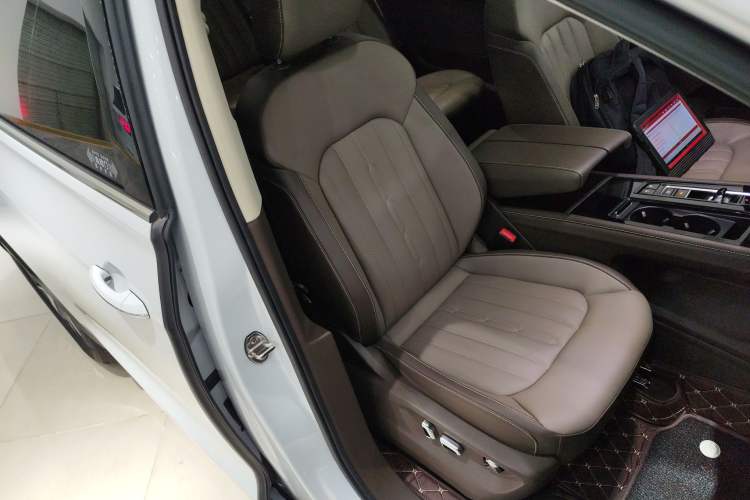 Used Volkswagen Viloran 2023 330TSI Luxury Edition Right Front Seat