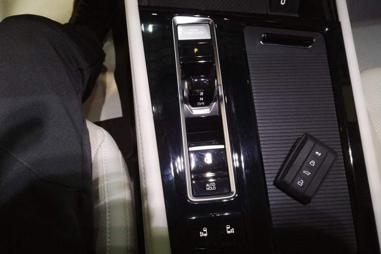 Used Volkswagen Viloran 2023 380TSI Luxury Edition Gear Lever