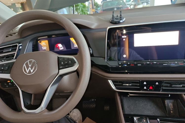 Used Volkswagen Viloran 2024 330TSI Business Edition Center Console