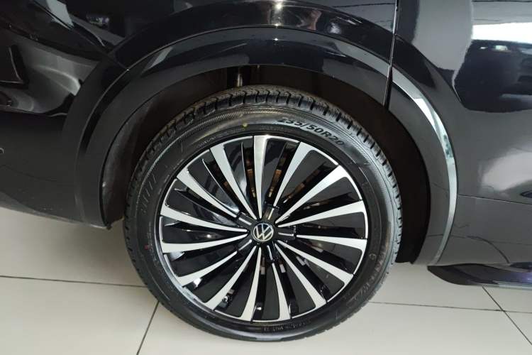 Used Volkswagen Viloran 2024 380TSI Premium Edition Exterior 3