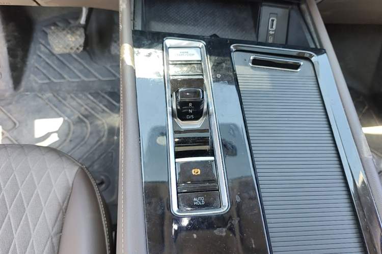 Used Volkswagen Viloran 2024 330TSI Business Edition Gear Lever
