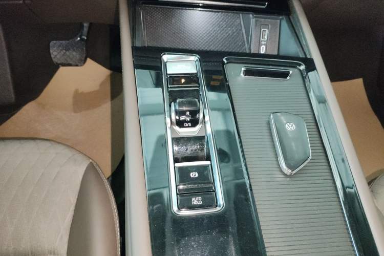 Used Volkswagen Viloran 2024 330TSI Business Edition Gear Lever