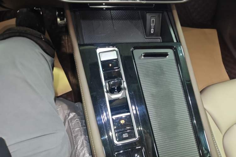 Used Volkswagen Viloran 2024 380TSI Luxury Edition Gear Lever