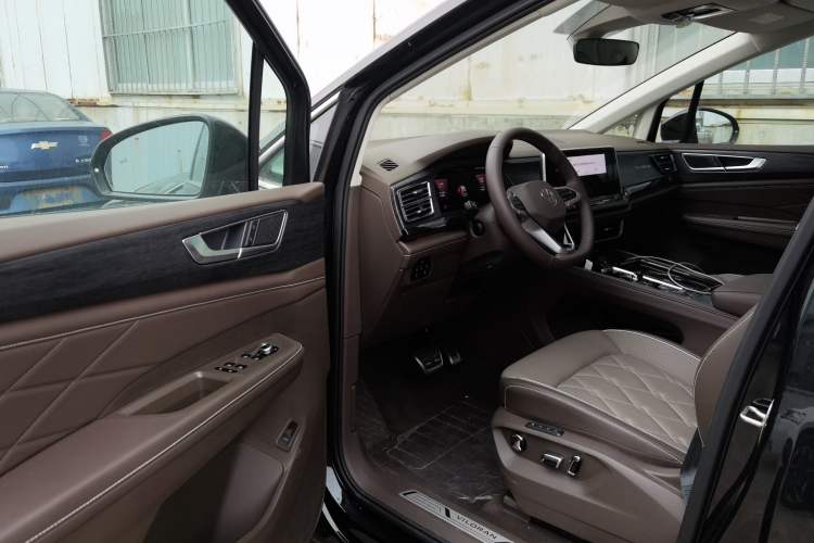 Used Volkswagen Viloran 2024 380TSI Premium Edition Interior 3