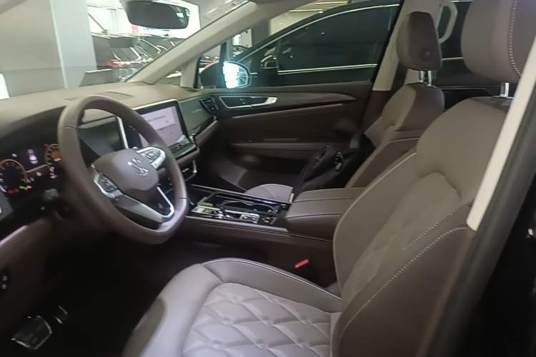 Used Volkswagen Viloran 2024 380TSI Premium Edition Left Front Seat