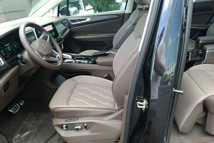 Used Volkswagen Viloran 2024 380TSI Premium Edition Left Front Seat
