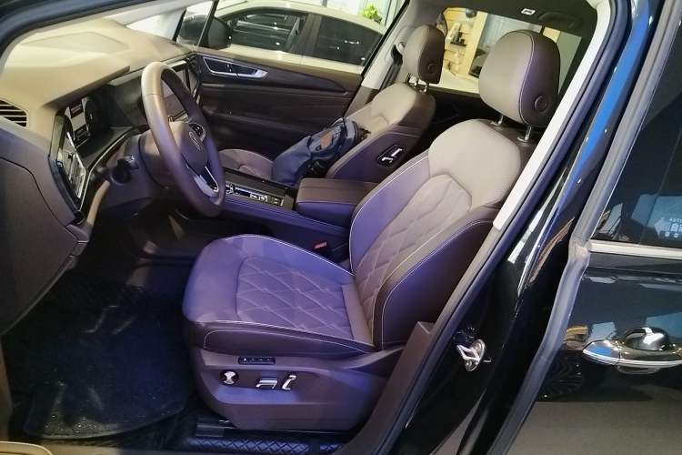 Used Volkswagen Viloran 2024 380TSI Premium Edition Left Front Seat