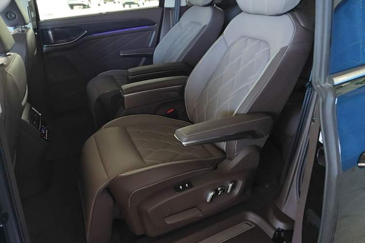 Used Volkswagen Viloran 2024 380TSI Premium Edition Left Rear Seat
